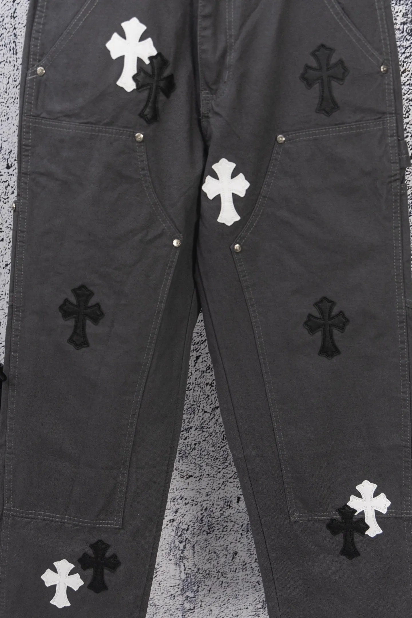 P270 CH Chromehearts black and white cross patchwork leather gray workwear jeans and logging pants, priced at 34W level, patchwork cross pattern embellishment, washed jeans! ! An absolutely high-end luxury product, a 1.9W-level god-level single product, a super popular product, made by top heavy industry, a magic weapon that cannot be missed! [About Zangyin] This is an extremely luxurious fashion brand that can also be called the aristocracy of the high street. It has always been an exclusive brand for some hipsters or rich second generations. Compared with ordinary high streets, it is more luxurious and noble. Compared with luxury brands, it is more fashionable and individual. It has always been a brand that I have a special liking for. [Top heavy industry fashion design] Consistently high-street luxury style. Speaking of this style, the Zangyin family and GU family are definitely the leading representative brands. Especially the Zangyin family has really achieved a state-of-the-art effect in creating high-street style. The unique washed material is used to create this style. The color system is already quite eye-catching. After it is decorated with patchwork cross flowers, it cleverly highlights the charm of the brand. Secondly, this style uses classic The high-waist cutting design highlights the long legs and fashionable temperament of the upper body. The brand is highly recognizable and the slim fit configuration is more suitable for daily wear. It is a product that interprets personality, fashion, and specifications at a glance. This single product is enough to make any fan excited. It can be a white T-shirt for a youthful college style, or a tight suspender for a royal style. It has strong matching ability and can be easily controlled by men.  [Materials and craftsmanship] Needless to say, this point goes without saying. As an excellent craftsman brand, Zangyin’s requirements for details and craftsmanship are really perfect. The washed color of this model has gone through so many processes, not to mention the embellishment of denim appliques. It is also purely hand-made and sewn. Just like what they believe in, only hand-made things have soul and have the meaning of wear. A top-notch heavy-duty fashionable denim item, I look forward to your perfect interpretation! !  Color: Gray Size: 28-36